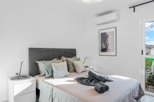 Central location - Walk to the beach, shops & dining