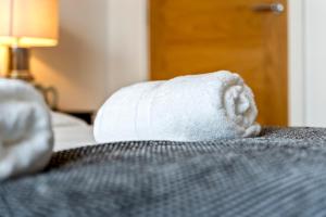 Luxury 1-Bed Apartment in JQ, Sleeps 3, Parking & Netflix, Ideal for contractors