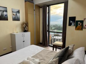 1BR Condo Near Venice Canal & BGC with Great View - 20k