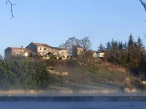 Grande maison escapade au bord de la riviere - Pranzac