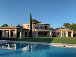 Villa Qalaisie - Luxury Villa for 16 on Terre Blanche Golf Estate
