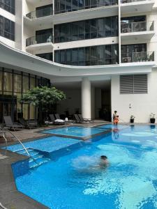 1BR Condo Near Venice Canal Mall & BGC with Balcony - 8p