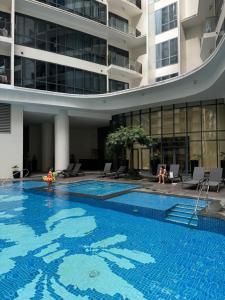 1BR Condo Near Venice Canal Mall & BGC with Balcony - 8p