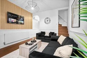 Stylish 3-Bedroom Home with Garden & Convenient Parking 18M - Holly Lane