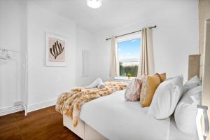 Stylish 3-Bedroom Home with Garden & Convenient Parking 18M