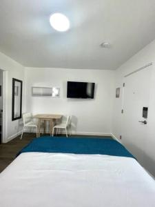 Modern Studio W Parking 10 min to FLL and Beach