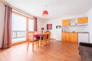 Appartements Le Hameau SPA & PISCINE appartement 3 pieces 6pers by Alpvision Residences : photos des chambres