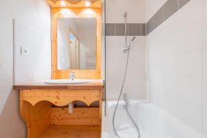 Le Hameau SPA & PISCINE appartement 3 pieces 6pers by Alpvision Residences