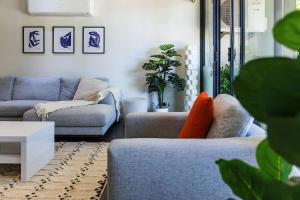 Cleo, Indoor pool and gym. Central location