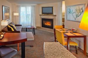 One-Bedroom Suite with Fireplace room in Residence Inn Waldorf
