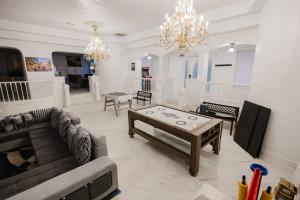 Stunning 6BR Victorian Sleeps 25