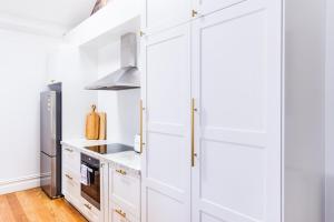 Napoleon, 2 min to Gertrude St