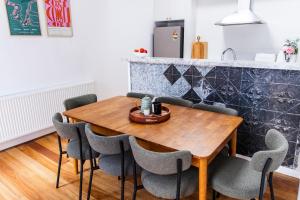 Napoleon, 2 min to Gertrude St