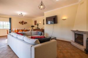 Villa Amina by Portucasa