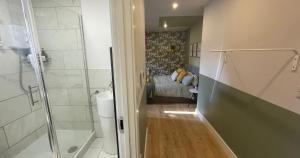 Market Haven Studios, Multiple Units Available Perfect for Mid Term Stays, Buisness, Leisure, Travelers with Sofa Beds on request