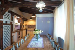 Rustikálna chalúpka pri jazere