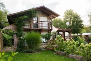 Rustikálna chalúpka pri jazere