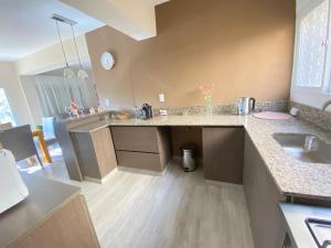 Amplio, moderno, centro, cochera - 2 parejas o mas -6 px