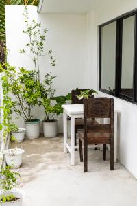 2 BR Home With Spacious Kitchen Near the Beach