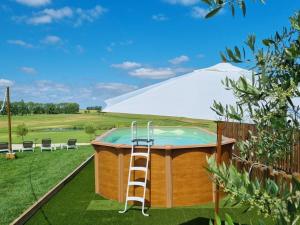 Maisons de vacances Domaine de Vizols-Gite 4 etoiles Piscine 15p : photos des chambres