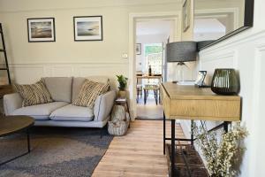 Charming 2 Bed Cottage - within city walls - free parking- garden