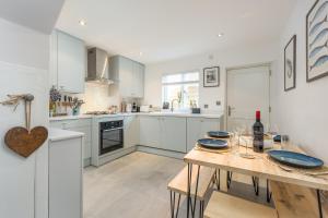 Charming 2 Bed Cottage - within city walls - free parking- garden