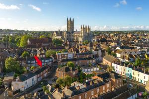 Charming 2 Bed Cottage - within city walls - free parking- garden