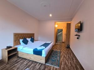 Valley Of Sublime!!! NIRVANA HILLS!!! A family Hotel with Roof Top Lounge!!!Balcony Rooms!!!Power Backup!!! Parking!!!400 m Away From Mata Hadimba Temple!!