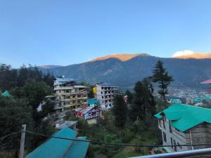 Valley Of Sublime!!! NIRVANA HILLS!!! A family Hotel with Roof Top Lounge and Restaurants
