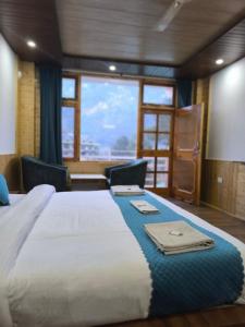 Valley Of Sublime!!! NIRVANA HILLS!!! A family Hotel with Roof Top Lounge and Restaurants