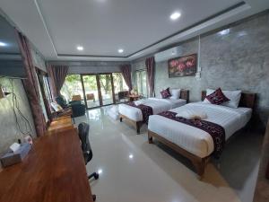 Why Worry Homestay & Café