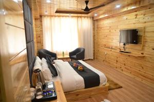 Valley Of Sublime!!! NIRVANA HILLS!!! A family Hotel with Roof Top Lounge and Restaurants