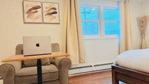 The Mod Pad! 15 minute from Airport, Free Parking!