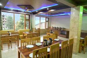 Valley Of Sublime!!! NIRVANA HILLS!!! A family Hotel with Roof Top Lounge and Restaurants