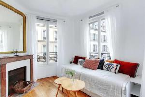 Cosy Apartment with 270 degrees view on Paris streets