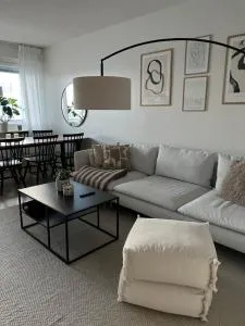 Valoisa kaksio merimaisemalla keskustassa - Söderudden