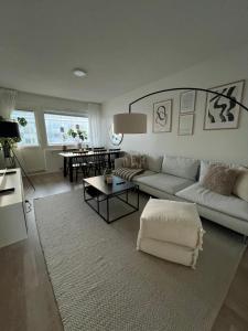 Valoisa kaksio merimaisemalla keskustassa