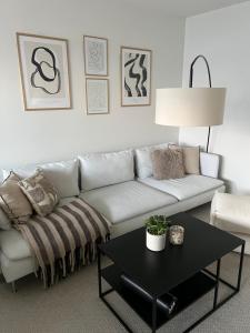 Valoisa kaksio merimaisemalla keskustassa