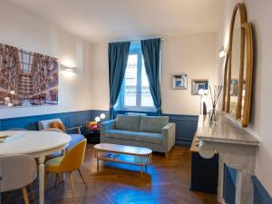 Four Seasons Luxury DArt Apartment