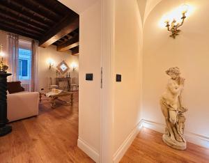 Trevi Fountain Elegant Apartment