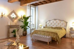 Trevi Fountain Elegant Apartment