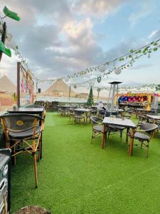 Sunshine Pyramids Inn