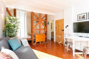 Lisbon charming balcony flat with air conditioner!