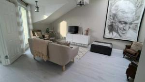 Spacious & stylish upgraded 1BD Malahide Marina