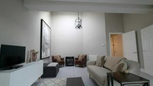 Spacious & stylish upgraded 1BD Malahide Marina