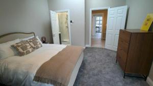 Spacious & stylish upgraded 1BD Malahide Marina