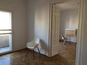 2 Double bedrooms in a 6 rooms apartment