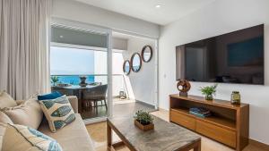 Oceanfront 1BR with Balcony - Sea View & Pools
