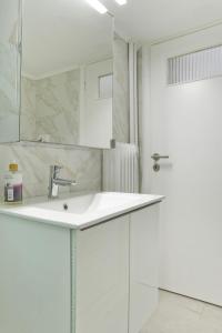 Serra Relaxing Renovated Apt by Marina & Beach