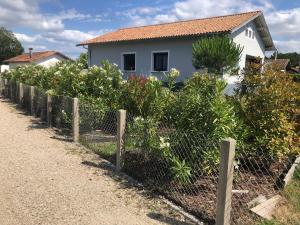 Sejours chez l'habitant Les Logis d-Argent Chambre d-hote avec WC, SDB, TV, Wifi, Option Petit Dejeuner , Parking : Chambre Double avec Salle de Bains Privative